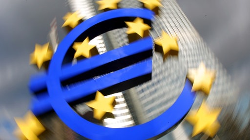 Eine Installation mit dem Euro-Zeichen steht vor der Europäischen Zentralbank (EZB) in Frankfurt am Main