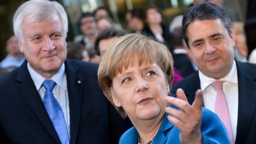 Die Parteivorsitzenden von SPD, Sigmar Gabriel (r), CDU, Angela Merkel, und CSU, Horst Seehofer