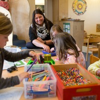Kinder spielen im Kindergarten