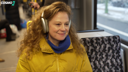 COSMO in Berlin - Frau sitzt in der Tram