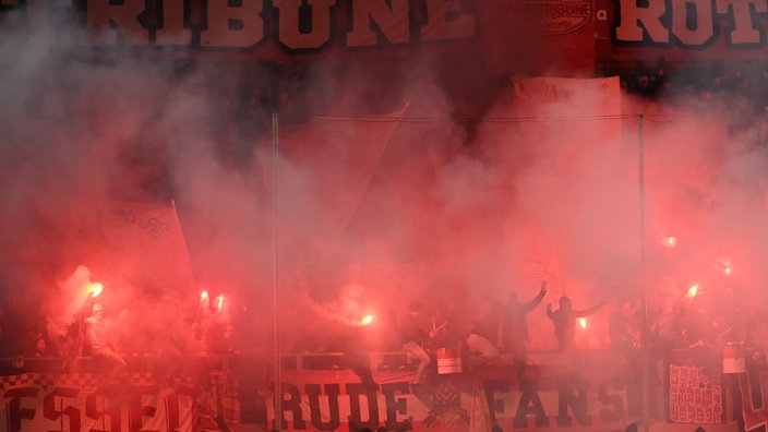 Rot-Weiss Essen Fans, Ultras zünden Pyrotechnik (Rauch, Fackeln, Blinker) in Duisburg zum 1:1 Ausgleich. MSV Duisburg gegen Rot-Weiss Essen, 