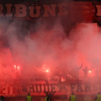 Rot-Weiss Essen Fans, Ultras zünden Pyrotechnik (Rauch, Fackeln, Blinker) in Duisburg zum 1:1 Ausgleich. MSV Duisburg gegen Rot-Weiss Essen, 