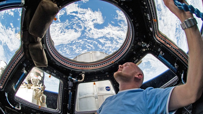  Alexander Gerst, Astronaut in der Raumstation ISS  mit Blick auf die Erde