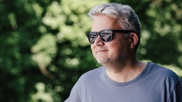 DJ Adirock von der Seite mit Sonnbrille
