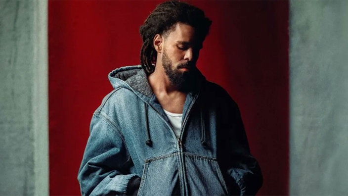  J. Cole – "Fall-Off" - der Künstler steht mit gesenktem Blick vor einer Betonwand. 