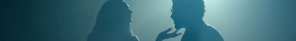 Bad Bunny bei einer Salsa-Stunde im Tanzstudio (Screenshot aus dem Video zu "BAILE INoLVIDABLE") 