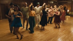 Bad Bunny bei einer Salsa-Stunde im Tanzstudio (Screenshot aus dem Video zu "BAILE INoLVIDABLE") 