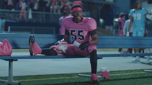 Screenshot aus dem Video "that's what I want" - Lil Nas X als verletzter Football-Player auf der Bank