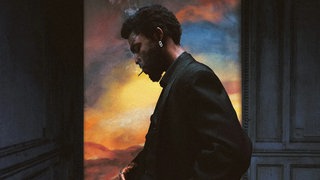 Cover des Albums "Clarity of Mind" von Omah Lay: Omah Lay von der Seite mit Zigarette im Mund, steht vor einer offenen Tür; draußen sieht man einen bedrohlich orange-roten Himmel