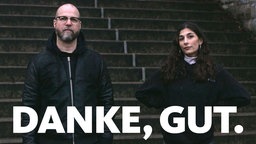 Curse und Miriam Davoudvandi stehen vor einer Steintreppe 