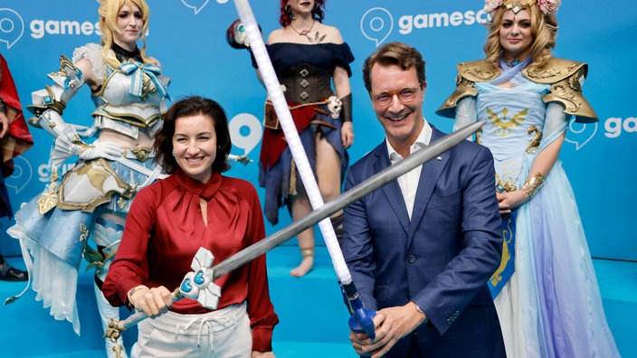 Savezna ministrica za istraživanje, tehnologiju i svemirske letove Dorothee Bär (CSU) i premijer Savezne zemlje NRW Hendrik Wüst (CDU) na Gamescomu
