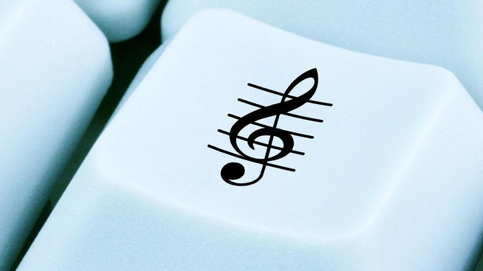 Eine Musiknote ist auf einer Computertastatur zu sehen.