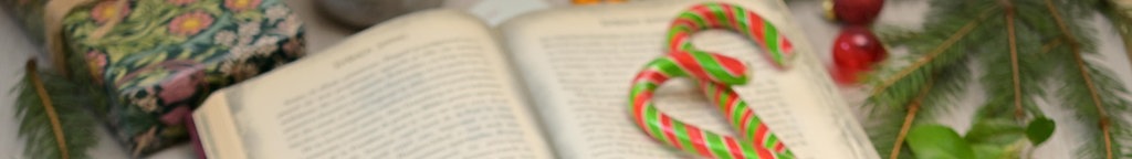 Teetasse mit Buch und Weihnachtsdeko