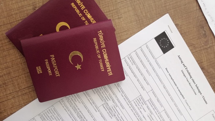 Türkische Reisepässe und ein Antrag zur Erteilung eines Schengen-Visums für Deutschland