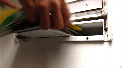 Hand in Briefkasten