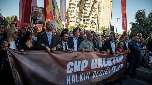 CHP-Anhänger veranstalten nach Gerichtsentscheidung und Polizeieinsatz eine Sitzblockade in Istanbul