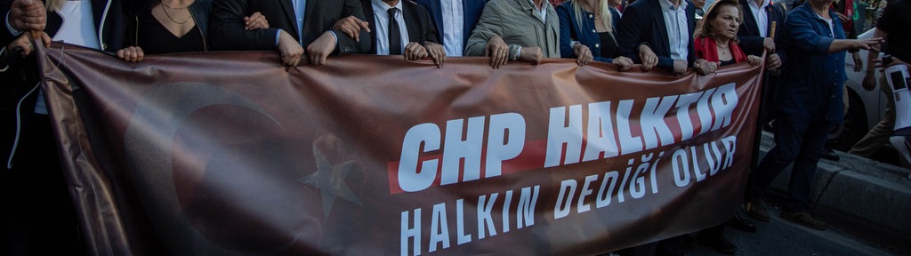 CHP-Anhänger veranstalten nach Gerichtsentscheidung und Polizeieinsatz eine Sitzblockade in Istanbul