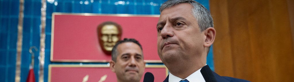 Der Vorsitzende der Republikanischen Volkspartei (CHP), Özgür Özel, spricht während der Fraktionssitzung der Partei im Türkischen Großen Nationalen Parlament in Ankara. 