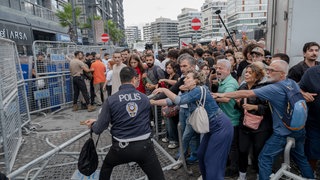 Die Ernennung von Gürsel Tekin, ehemaliger stellvertretender Vorsitzender der Republikanischen Volkspartei (CHP), zum Treuhänder als Nachfolger von Ozgur Celik, dem CHP-Vorsitzenden der Provinz Istanbul, löste weit verbreitete Empörung aus. 