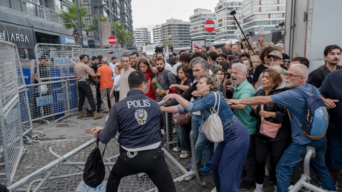 Die Ernennung von Gürsel Tekin, ehemaliger stellvertretender Vorsitzender der Republikanischen Volkspartei (CHP), zum Treuhänder als Nachfolger von Ozgur Celik, dem CHP-Vorsitzenden der Provinz Istanbul, löste weit verbreitete Empörung aus. 