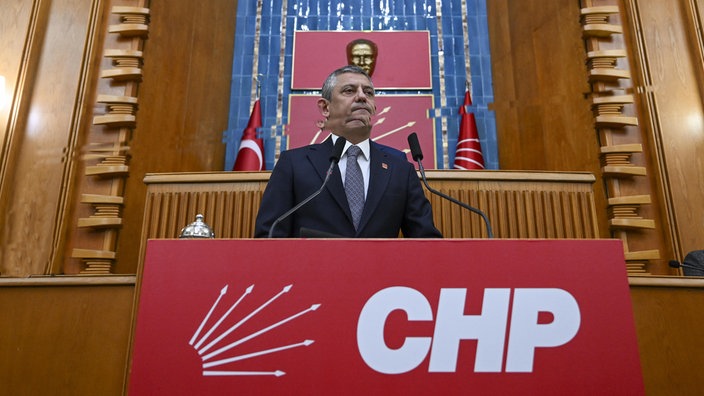 CHP-Vorsitzender Özgür Özel hält eine Rede