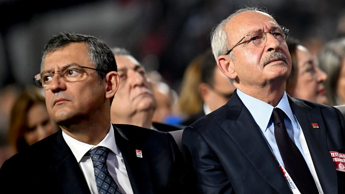 Der Vorsitzende der Republikanischen Volkspartei (CHP), Kemal Kılıçdaroğlu, und der CHP-Kandidat für den Vorsitz, Özgür Özel, nehmen am 4. November 2023 am 38. ordentlichen Kongress der Partei in Ankara teil.