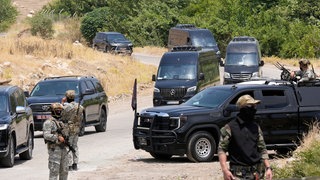 Sicherheitskräfte der kurdischen Regionalverwaltung sichern das Gebiet der Jasana-Höhle vor einer symbolischen Entwaffnungszeremonie der separatistischen PKK-Gruppe im Rahmen des Friedensprozesses mit der Türkei. 