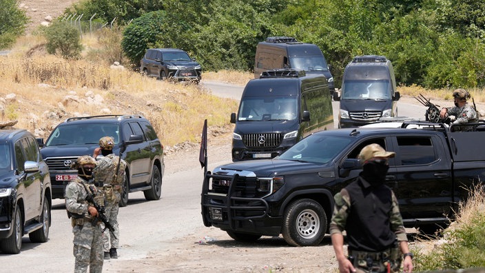 Sicherheitskräfte der kurdischen Regionalverwaltung sichern das Gebiet der Jasana-Höhle vor einer symbolischen Entwaffnungszeremonie der separatistischen PKK-Gruppe im Rahmen des Friedensprozesses mit der Türkei. 