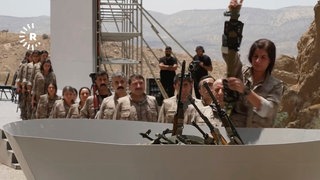 Dieses Standbild aus einem von Rudaw TV veröffentlichten Video zeigt Kämpferinnen und Kämpfer der PKK (Arbeiterpartei Kurdistans) während einer symbolischen Waffenniederlegung.