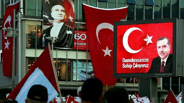 Ein altes Wahlplakat des türkischen Staatspräsidenten Recep Tayyip Erdogan hängt an einer Hausfassade