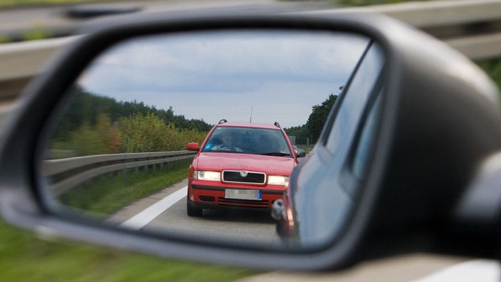 Automobil u retrovizoru