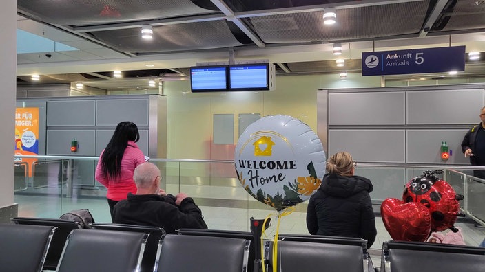 Rođaci i prijatelji čekaju avion iz Dubaija na aerodromu u Diseldorfu