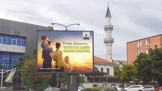 Plakat koji poziva na povratak u BiH