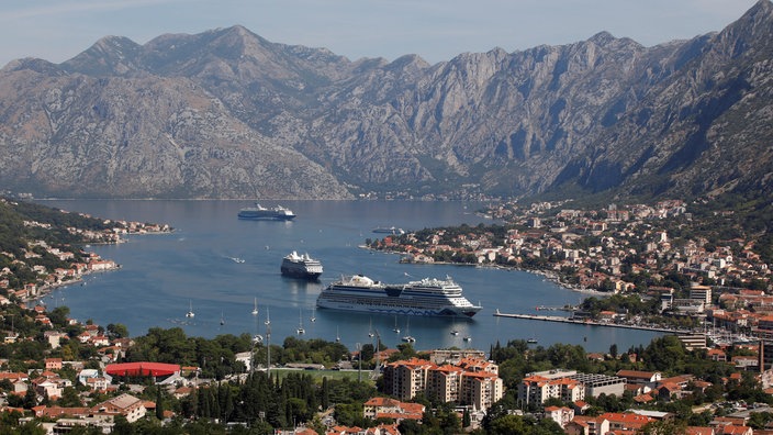 Kruzeri u zalivu Boka Kotorska