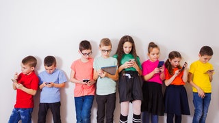 Mobilni telefon u školi: problem ili budućnost?