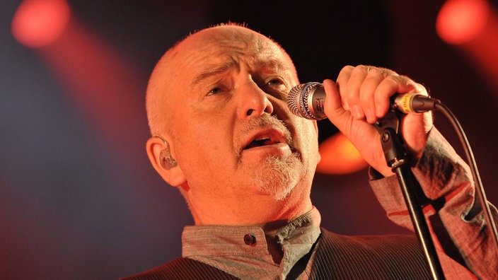 Sänger Peter Gabriel 2010 bei einem Konzert mit dem New Blood Orchestra in der Arena in Leipzig