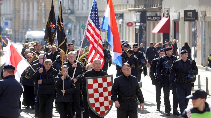 Pripadnici ekstremne desnice paradiraju Zagrebom sa američkom zastavom u znak podrške Donaldu Trumpu