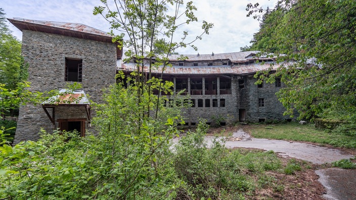 Devastirana Vila Izvor ili Objekat 99 na Plitvičkim jezerima, nekada najskuplja Titova rezidencija
