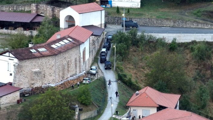 Džipovi i borbena vozila ispred manastira Banjska