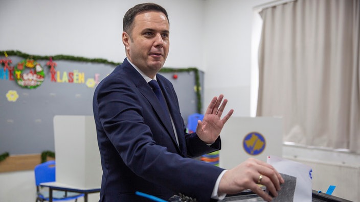  Lumir Abdixhiku, Demokratski savez Kosova