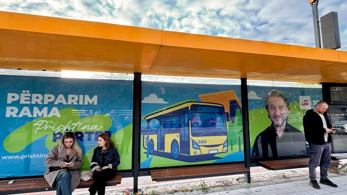 Izborni plakati za Perparim Ramu, kandidata za gradonačelnika Prištine