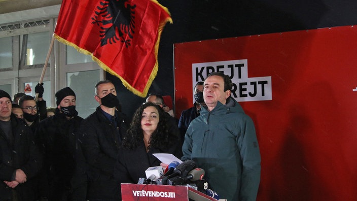 Vršiteljka dužnosti predsednika Kosova Vjosa Osmani i lider pokreta Samoopredeljenje Albin Kurti proglašavaju pobedu