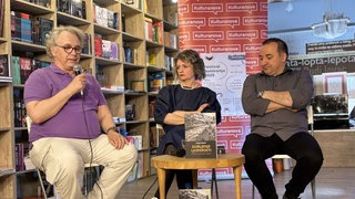 Vladimir Arsenić, urednik izdanja, Nataša Govedarica, direktorica ProPeace Serbia i dr Dragan Popović, autor knjige