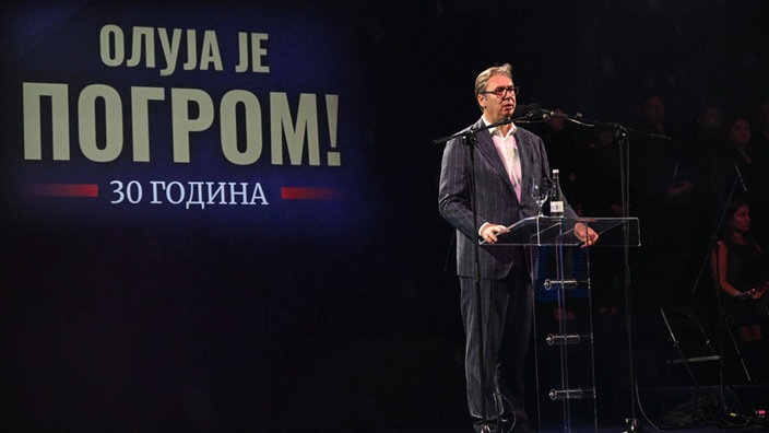 Aleksandar Vučić, iza njega natpis "Oluja je pogrom! - 30 godina"