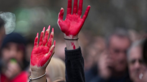krvave ruke - simbol protesta protiv korupcije i nasilja u Srbiji