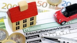 Symbolbild Erbe: Haus, Auto, Erbaschaftssteuer-Erklärung