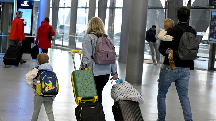 Familie mit Kindern, am Flughafen