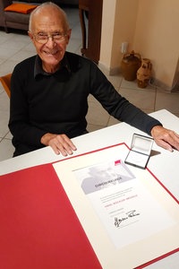 Lorenzo Annese mit der Urkunde von der DGB