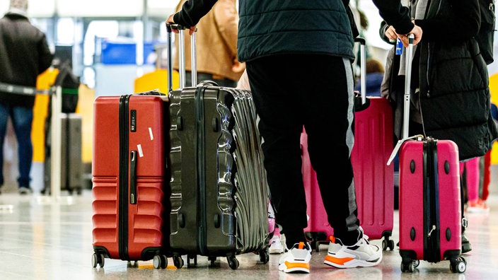Un viaggiatore con valige all'aeroporto
