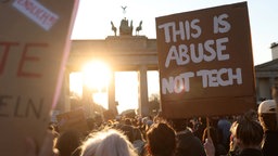 Einige Transparente während einer Demo am Brandenburger Tor in Berlin gegen sexualisierte digitale Gewalt